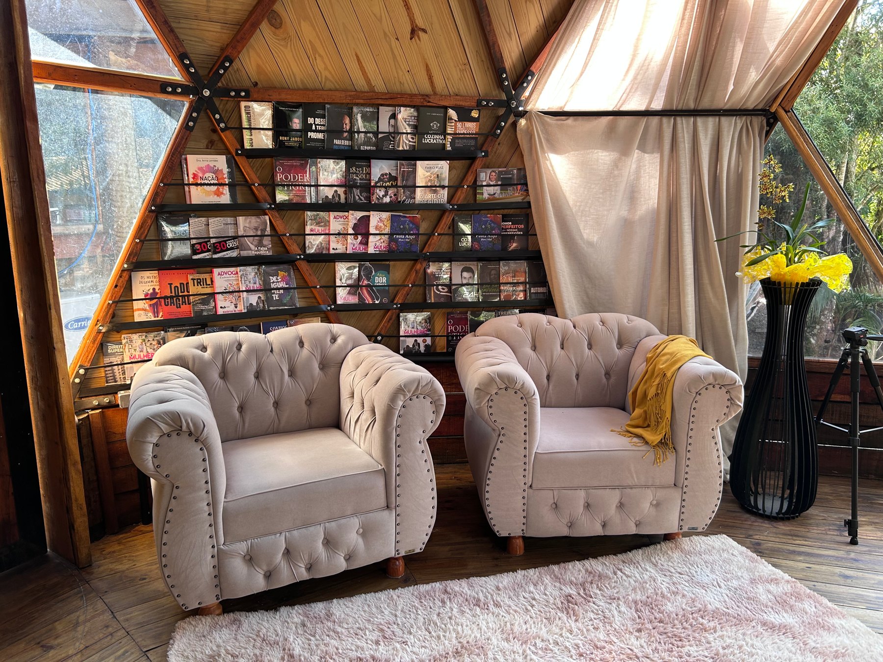 Interior da Casa Anjo com poltronas e madeira aparente