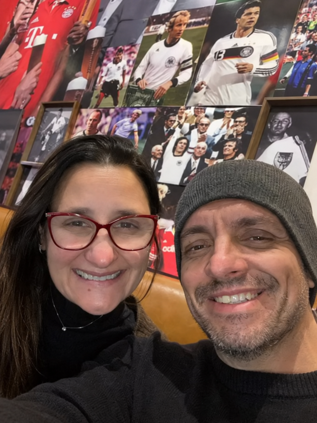 Norberto Anjo Júnior acompanhado, sorrindo